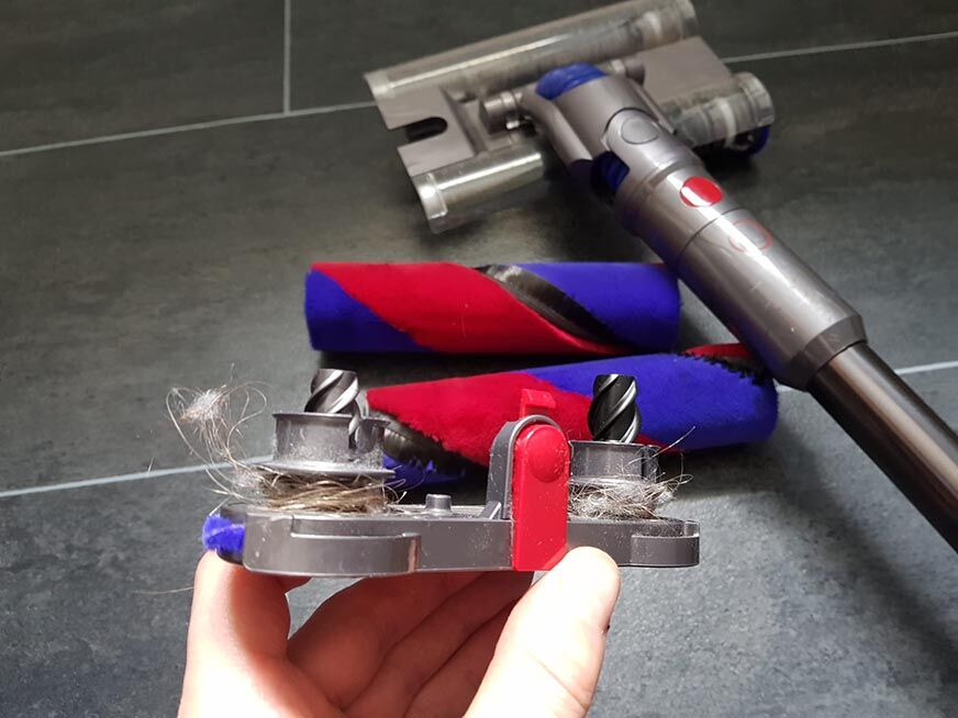 Haare wickeln sich um die Bodenwalze beim Dyson omni-glide